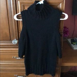 Express turtle neck with shoulder cuts